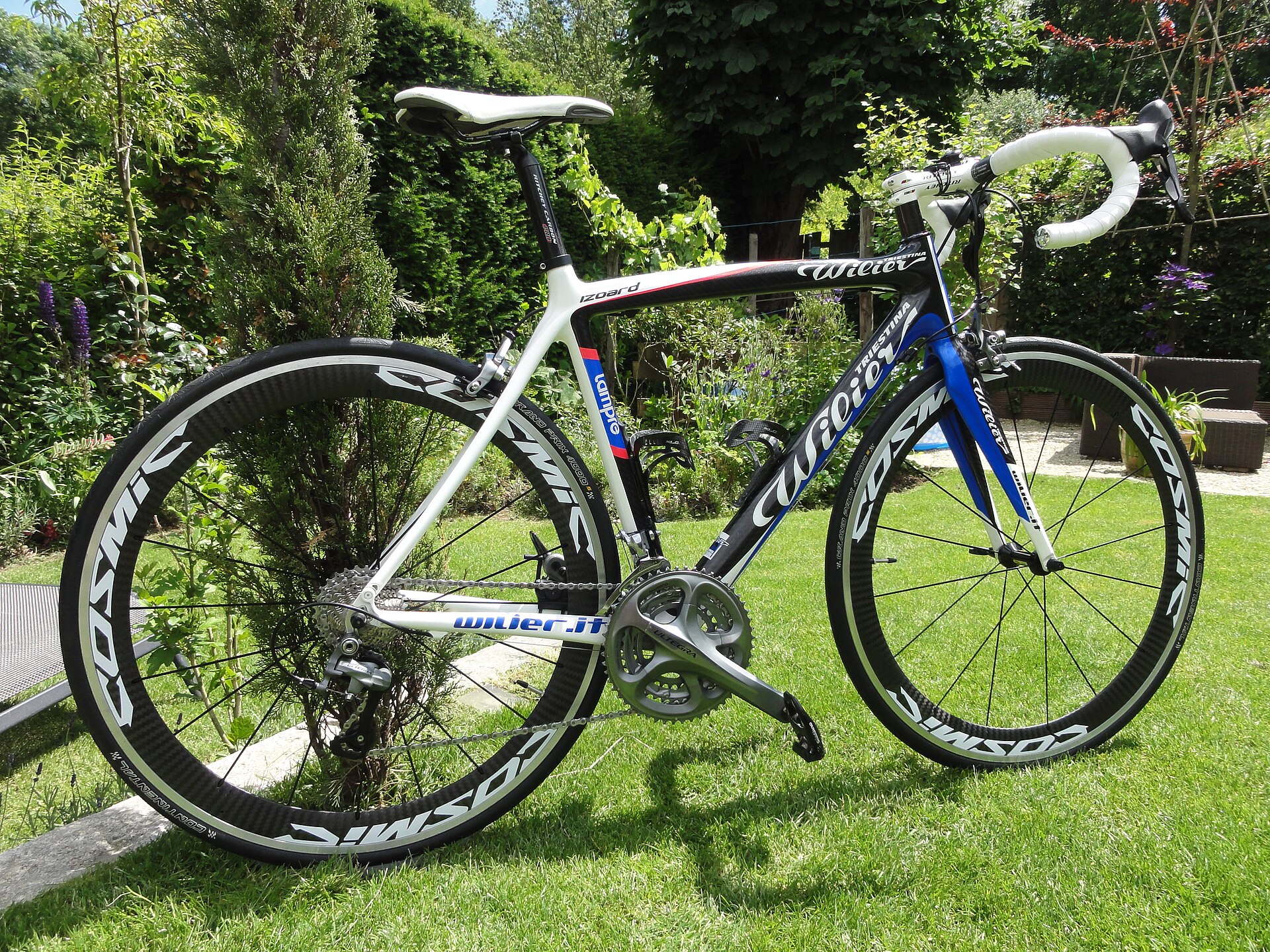 Road bike for cycling distance tracking